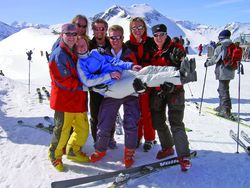 Karow Team tzrägt Skifahrerin auf den Händen.